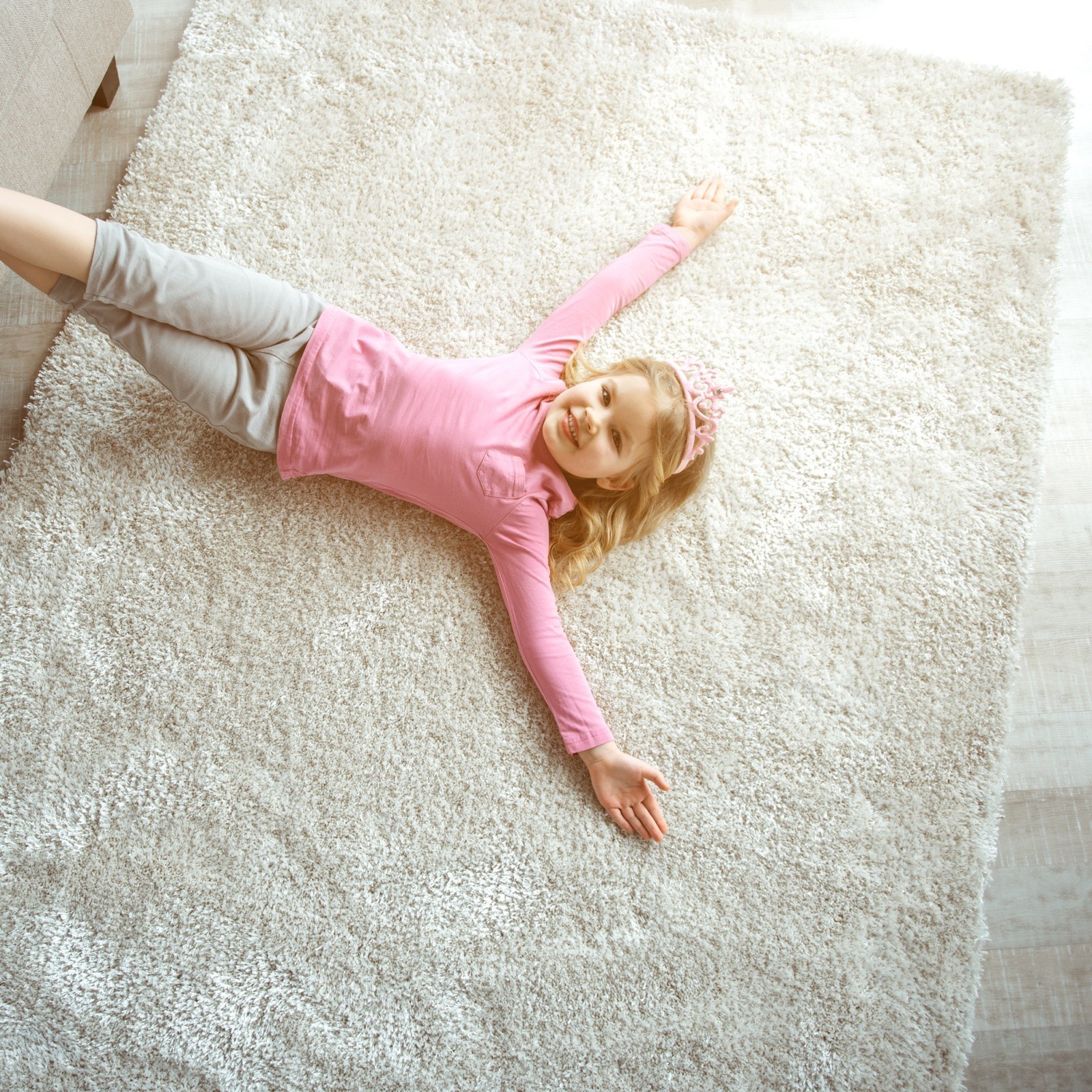 Girl lying on carpet | De/Mar Design Studio